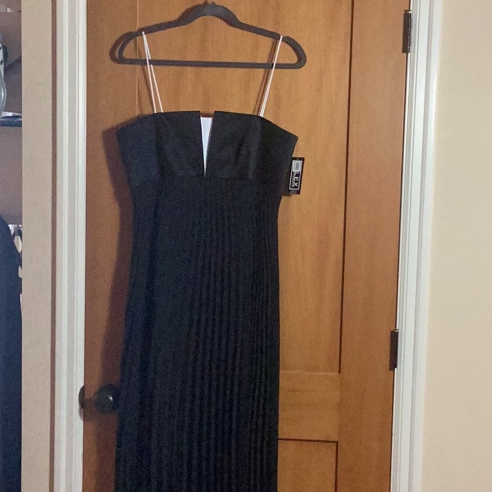 Alex Evenings Black and White Long‎ Gown in size 12. Pleated Full Skirt. NWT